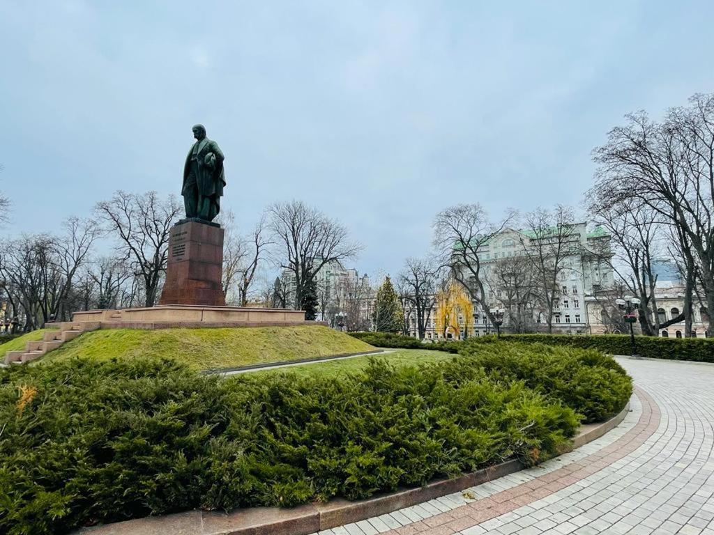 Amazing Tara'S Shevchenko Square Apartment Kyiv Exterior photo