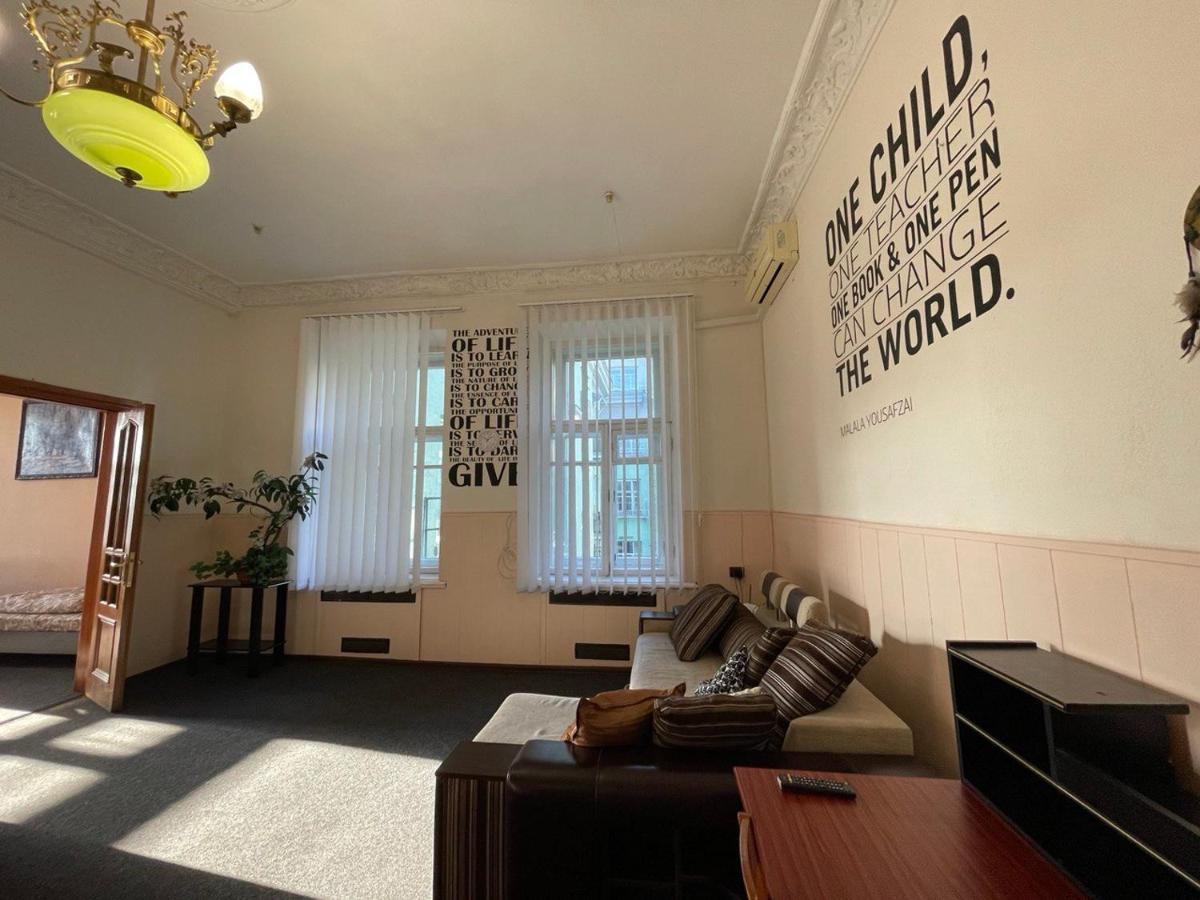 Amazing Tara'S Shevchenko Square Apartment Kyiv Exterior photo
